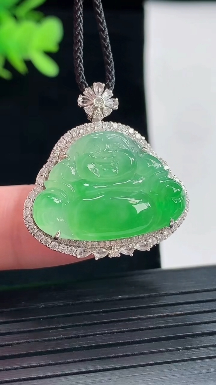 天然A货翡翠佛公吊坠，尺寸28.6-27.5-10.8，裸石17-24重量:7.45g
4月26日