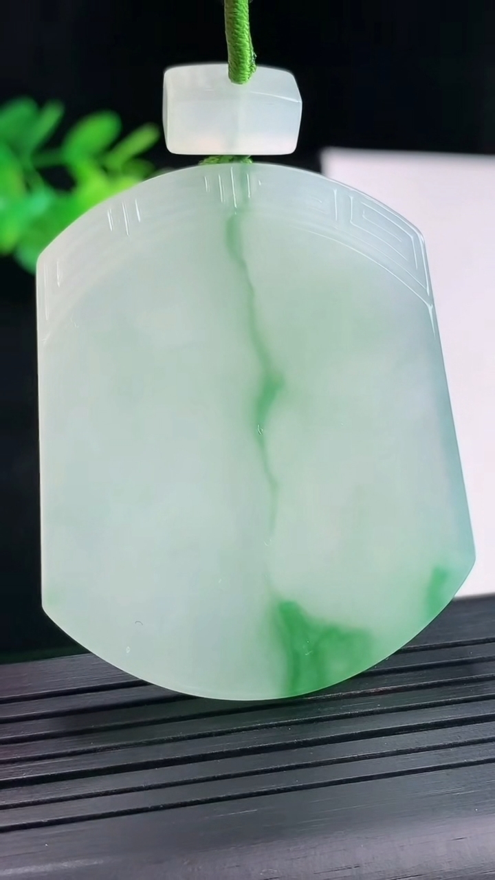 天然A货翡翠仿古无事牌吊坠，尺寸52-42.6-6重量:39.54g
4月26日