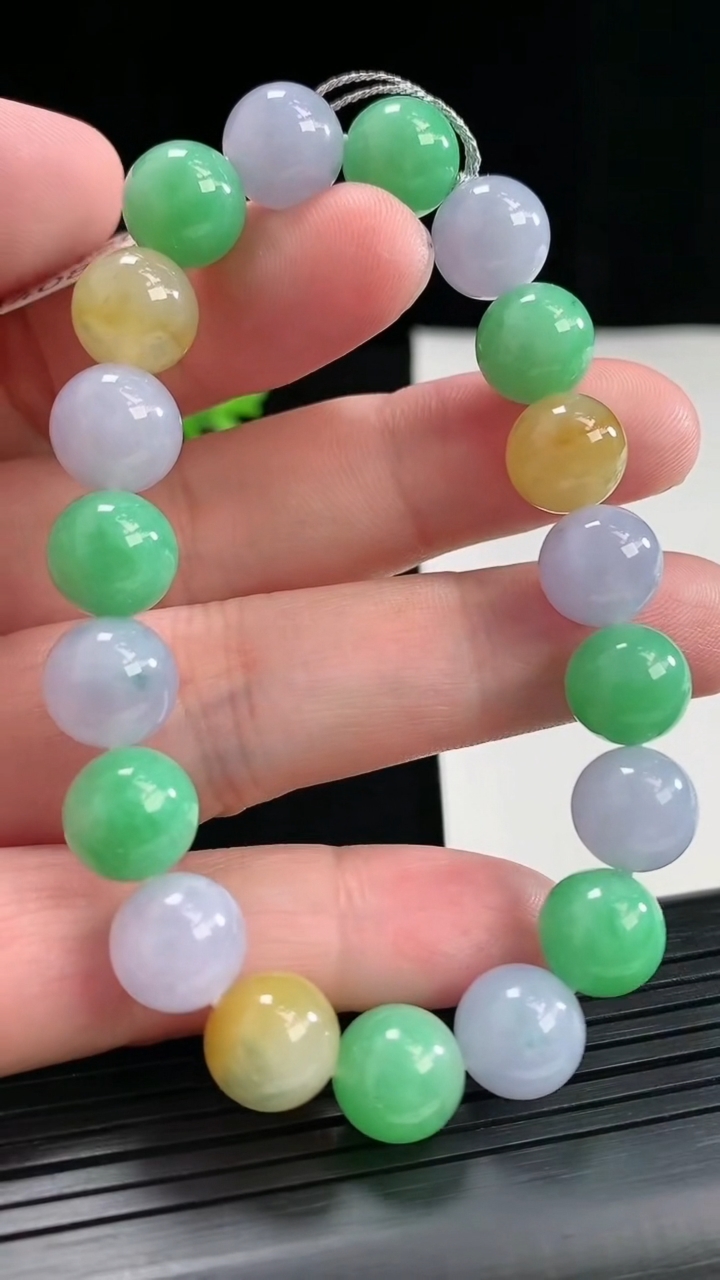 天然A货翡翠三彩圆珠手串，尺寸10-19颗重量:34.12g4月26日
工厂直销收藏佳品,种好水足，色泽均匀，有种有色，上手高大气！