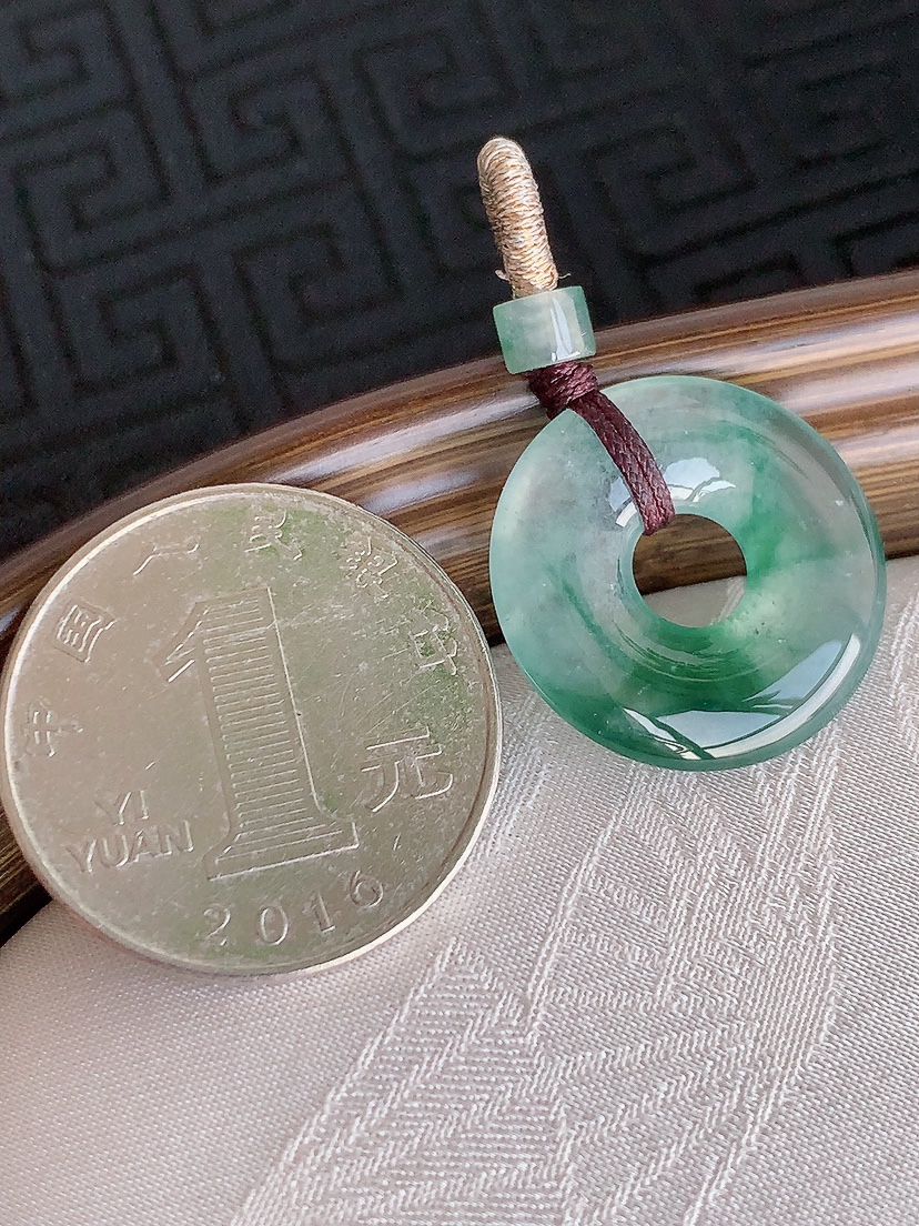 天然A货翡翠飘花平安环吊坠 
尺寸20.5-3.5mm 重量3.25g 0425