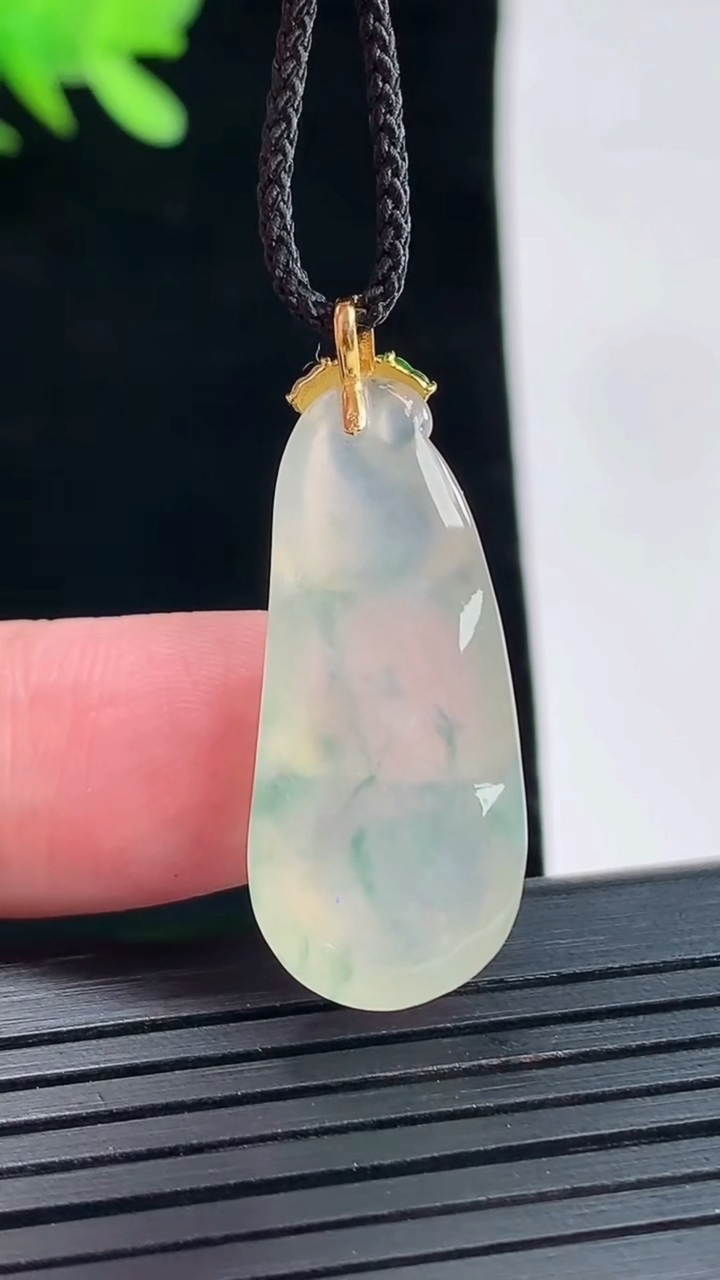 天然A货翡翠花福豆吊坠，尺寸30-13-7重量:4.08g
4月26日