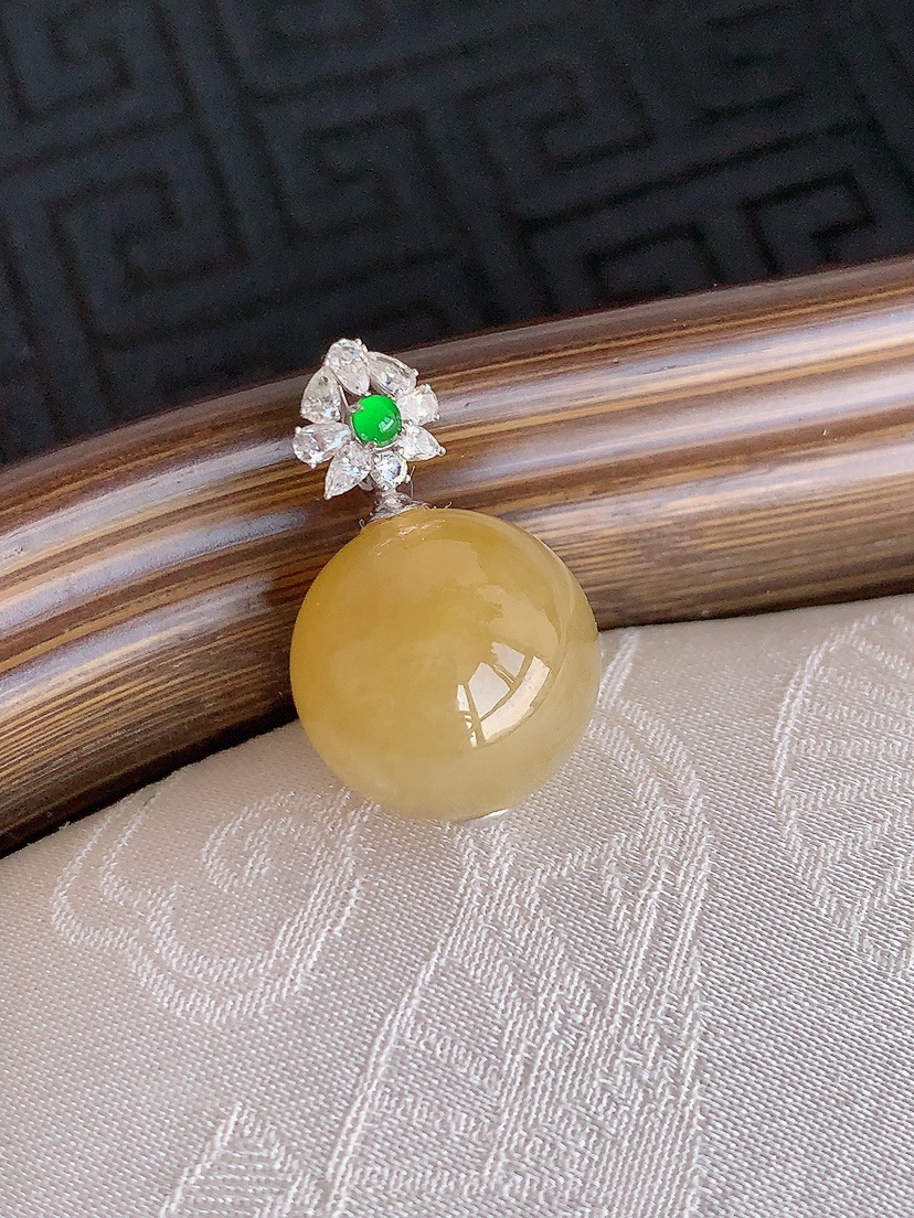 天然A货翡翠18K金伴钻镶嵌黄翡圆珠转运珠吊坠 
尺寸21-12.5mm 重量4.05g 0425