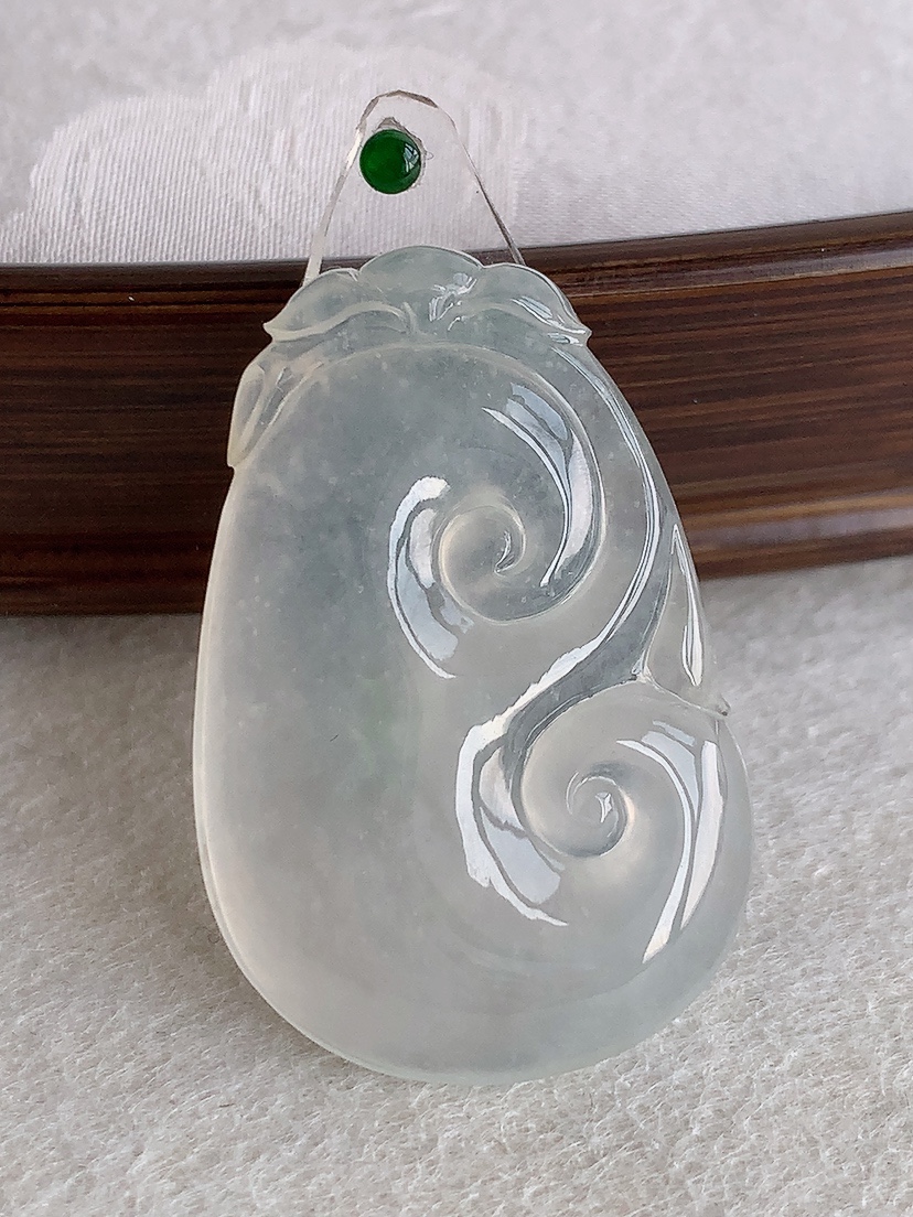 天然A货翡翠白冰白月光如意镶嵌件 
尺寸37.4-25-6.2mm 重量10.88g 0425