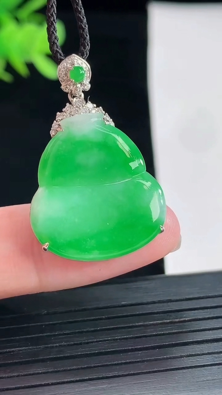 天然A货翡翠葫芦吊坠，尺寸31-21-5，裸石22.5-21重量:5.32g
4月26日