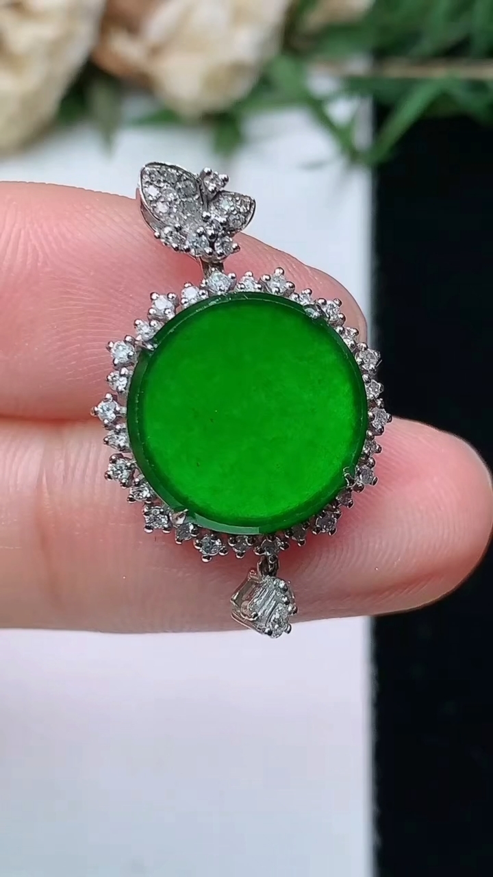 天然A货翡翠无事牌吊坠，尺寸25.5-16-5.8，裸石12.6，重量:2.02g
4月26日