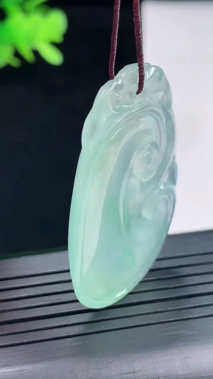天然A货翡翠如意吊坠，尺寸44-29-5.2重量:13.28g
4月26日