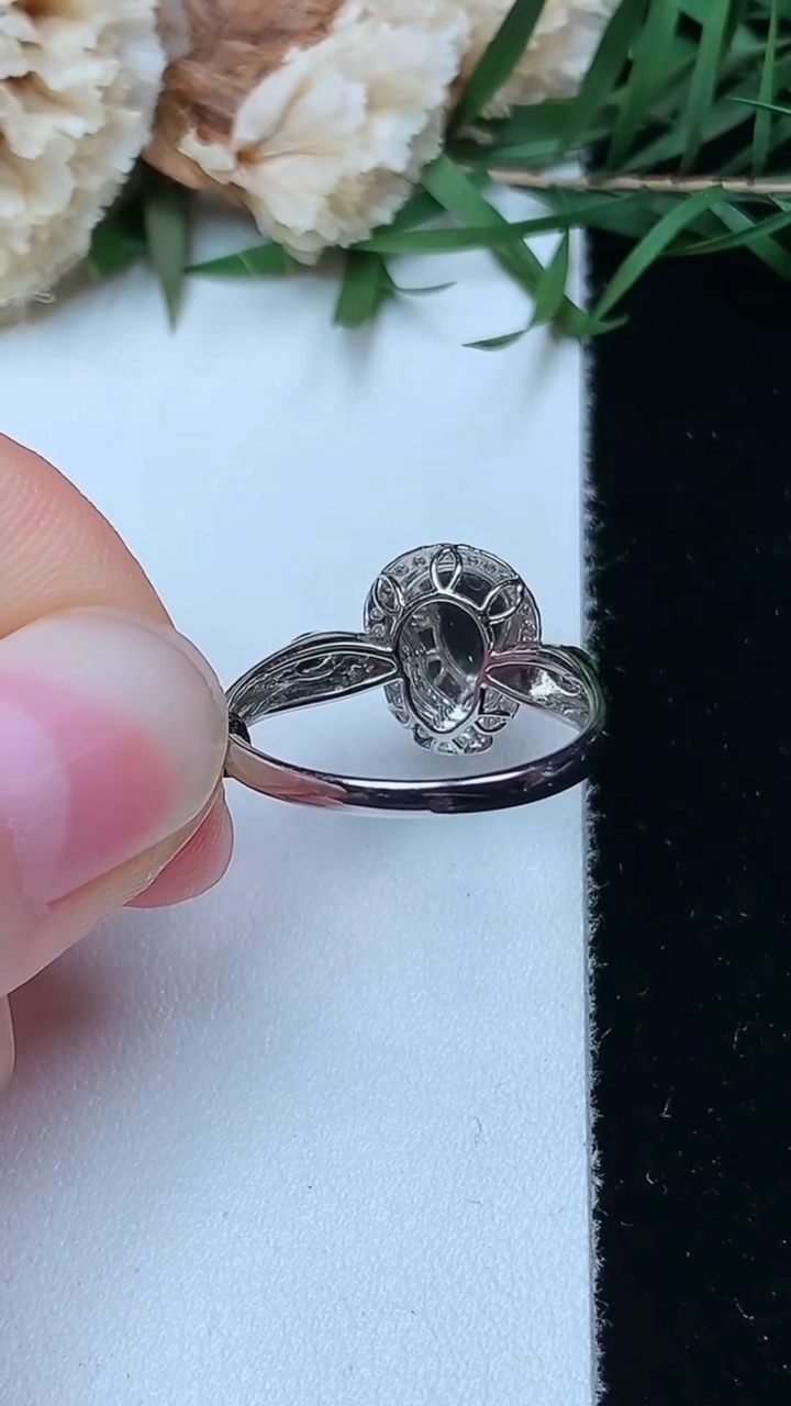 天然A货翡翠葫芦戒指，尺寸17.2-8.6-6.2，重量:2.61g2026年4月26日
工厂直销收藏佳品,种好水足，色泽均匀，有种有色，上手高大气！