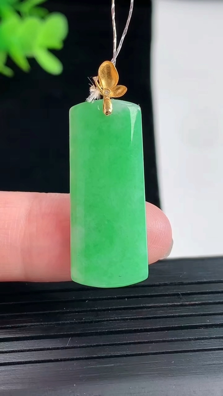 天然A货翡翠无事牌吊坠，尺寸30-12-3重量:3.14g
4月26日