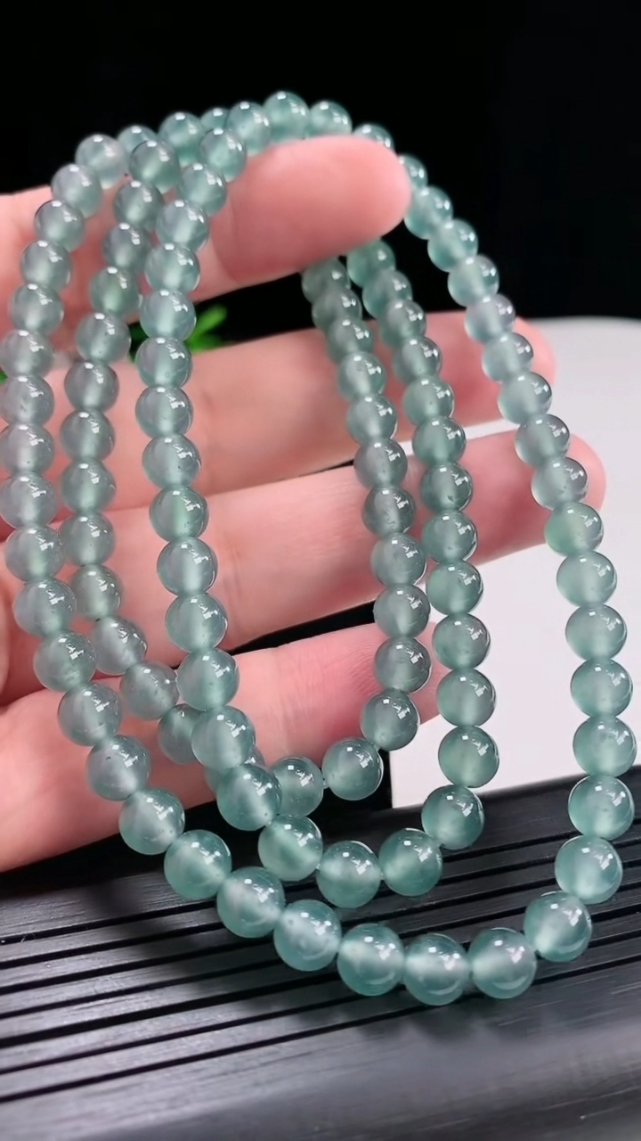 天然A货翡翠种蓝水圆珠项链，尺寸6-108颗重量:49.51g4月26日
工厂直销收藏佳品,种好水足，色泽均匀，有种有色，上手高大气！