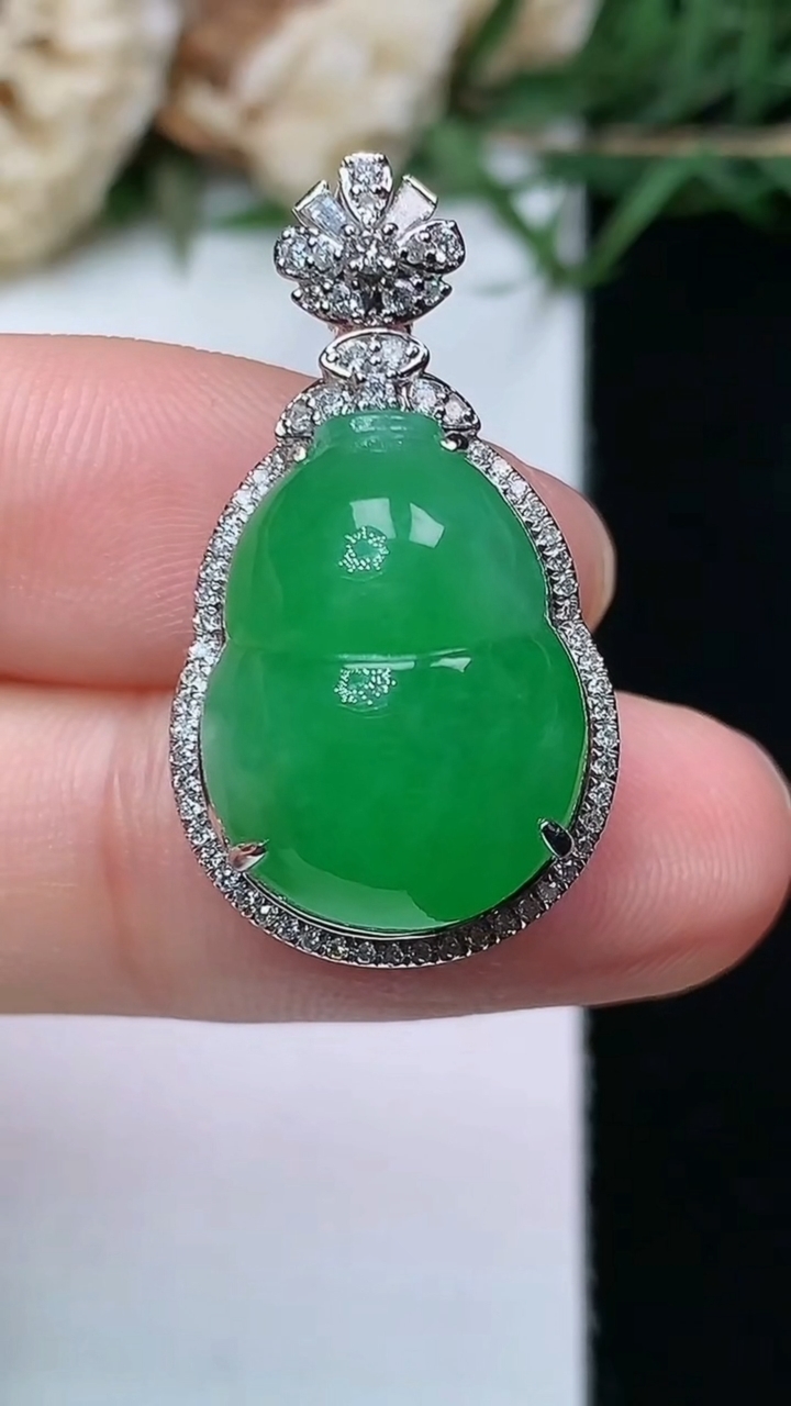 天然A货翡翠葫芦吊坠，尺寸28.2-15.5-11.3，裸石17.6-12.9，重量:5.62g
4