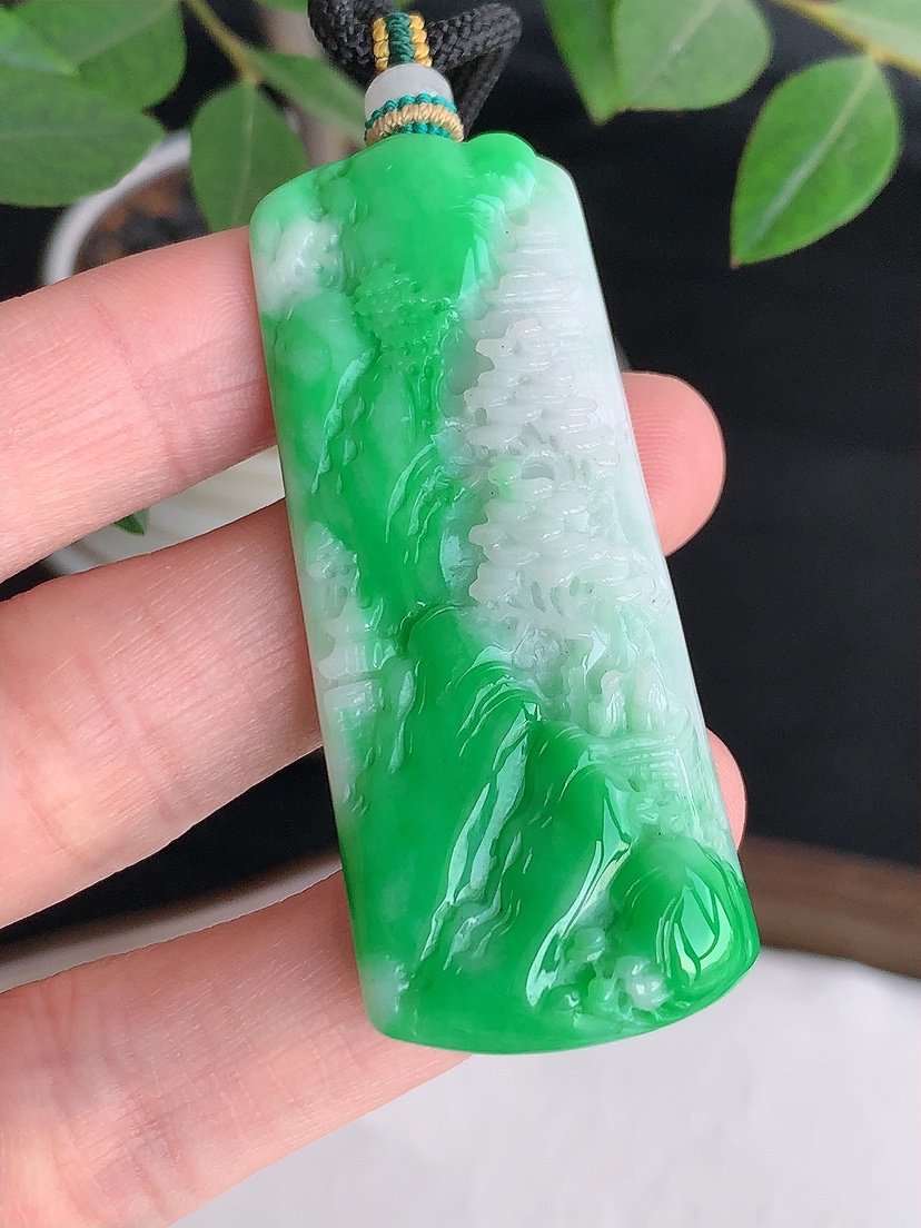 天然A货翡翠白底青飘绿意境山水牌吊坠  
尺寸54.6-22.8-6.8mm 重量20.10g 0425
