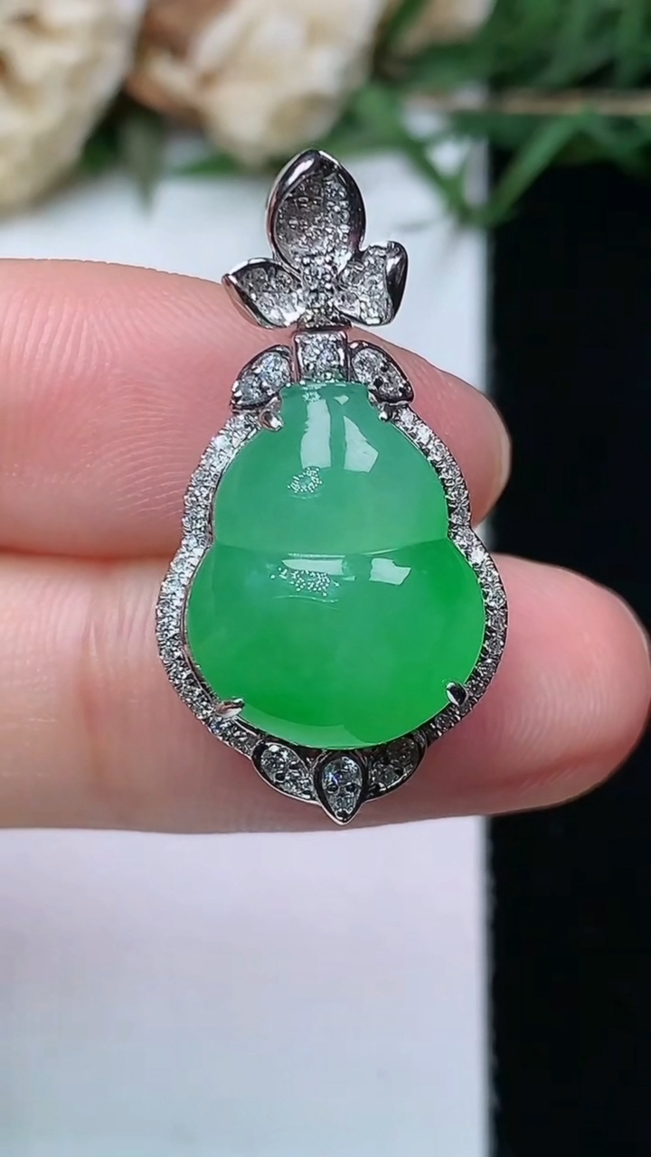 天然A货翡翠葫芦吊坠，尺寸27.7-14.7-9.2，裸石14.7-12，重量:4.01g
4月26日