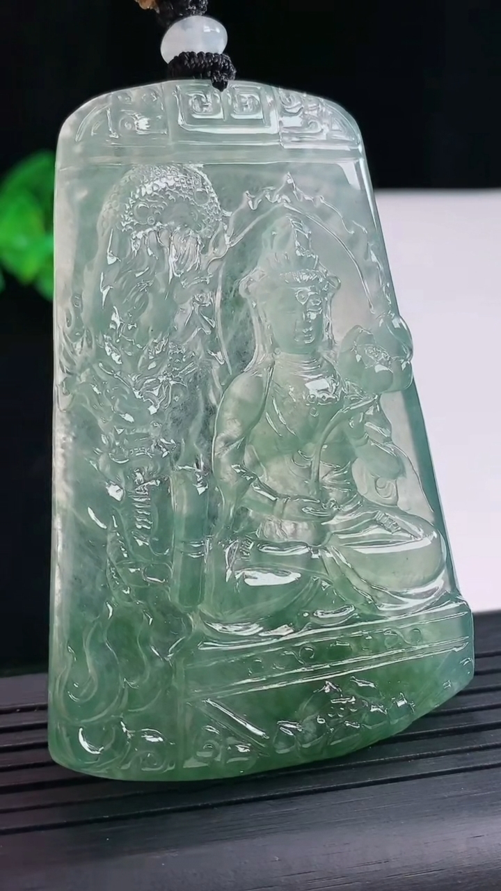 天然A货翡翠种飘花祥龙大势至菩萨吊坠，尺寸69-45.6-6重量:44.90g
4月26日