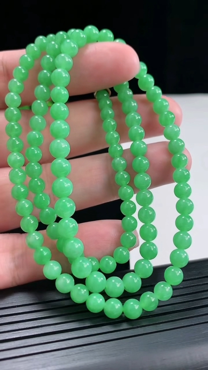 天然A货翡翠圆珠项链，尺寸5.5-111颗重量:30.20g
4月26日