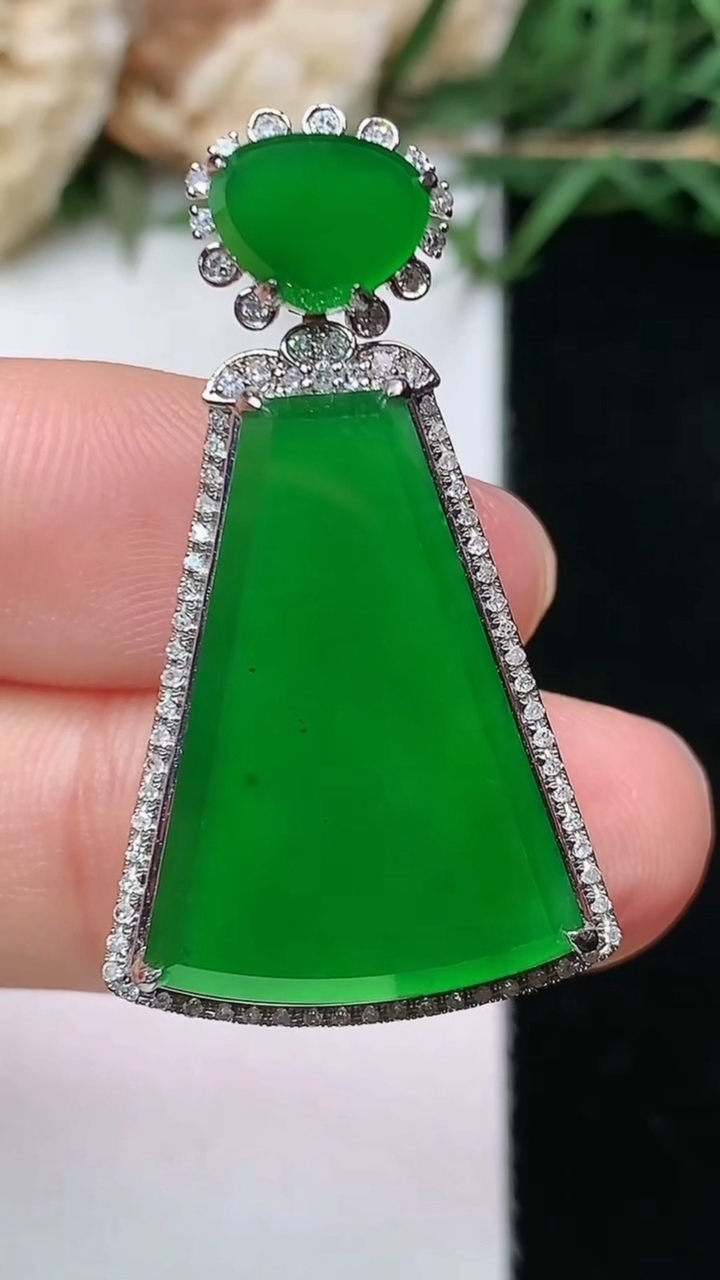 天然A货翡翠无事牌吊坠，尺寸34.2-19.5-7，裸石22-15.6，重量:4.40g
4月26日