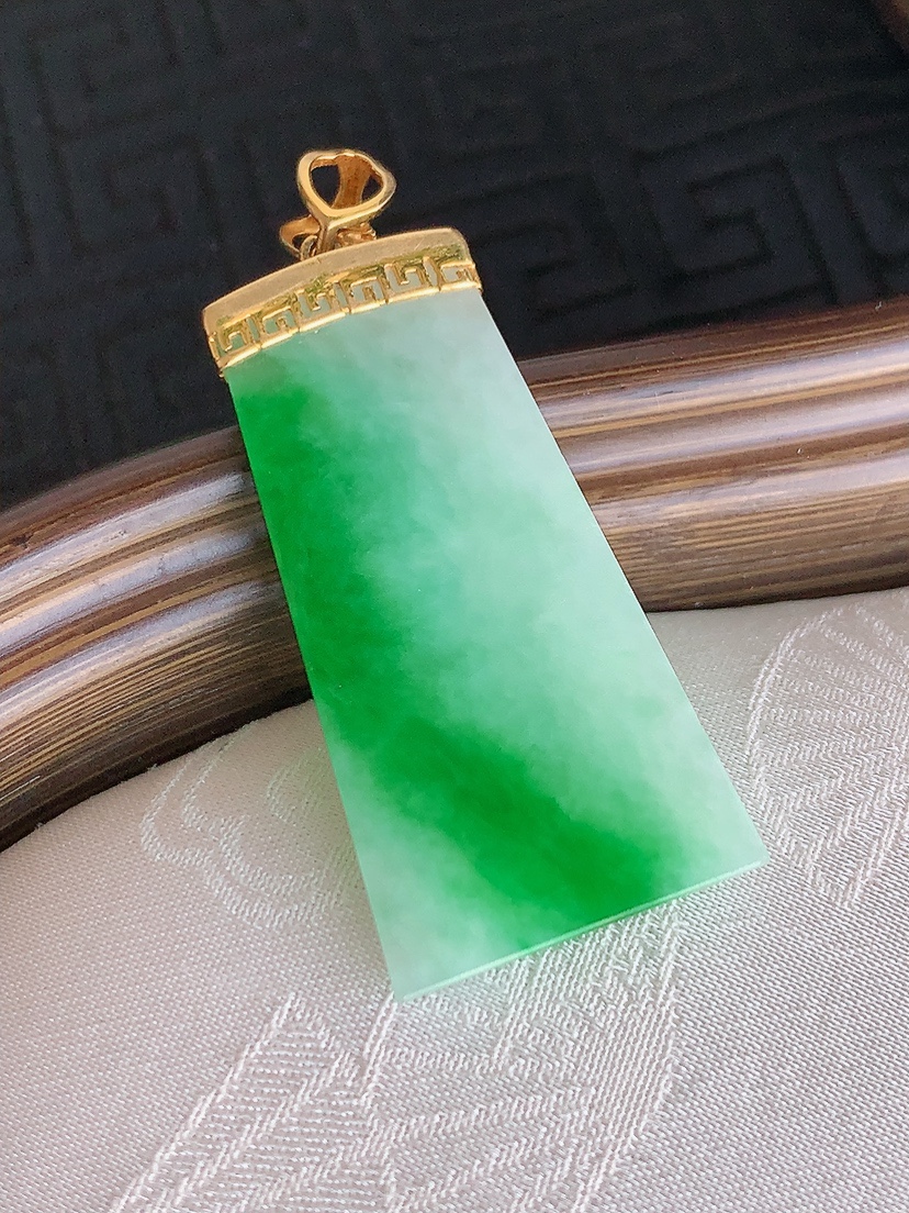 天然A货翡翠18K金伴钻镶嵌飘阳绿无事牌吊坠 
尺寸43-35.5-18.5-3.8mm 重量8.00g 0425