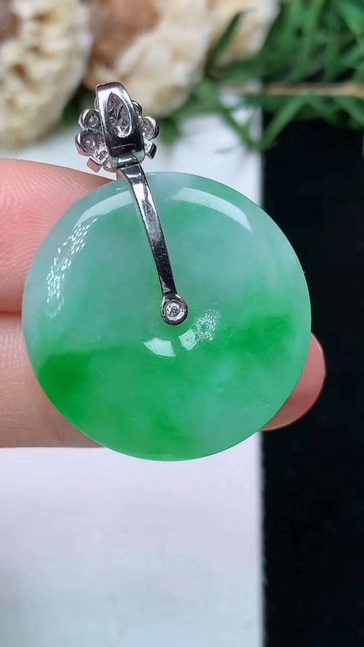 天然A货翡翠平安扣吊坠，尺寸24.2-4.8，重量:7.19g
4月26日