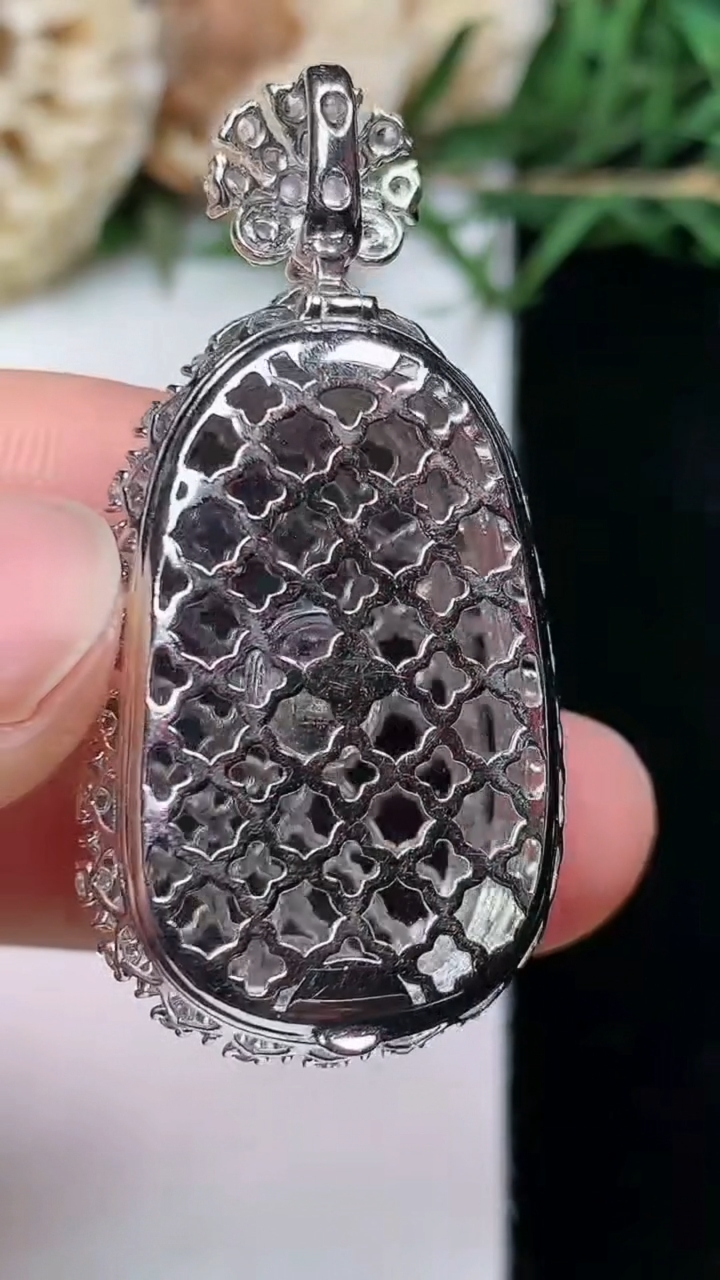 天然A货翡翠如意吊坠，尺寸40.7-20-9，裸石26.4-16.2，重量:7.79g
4月26日