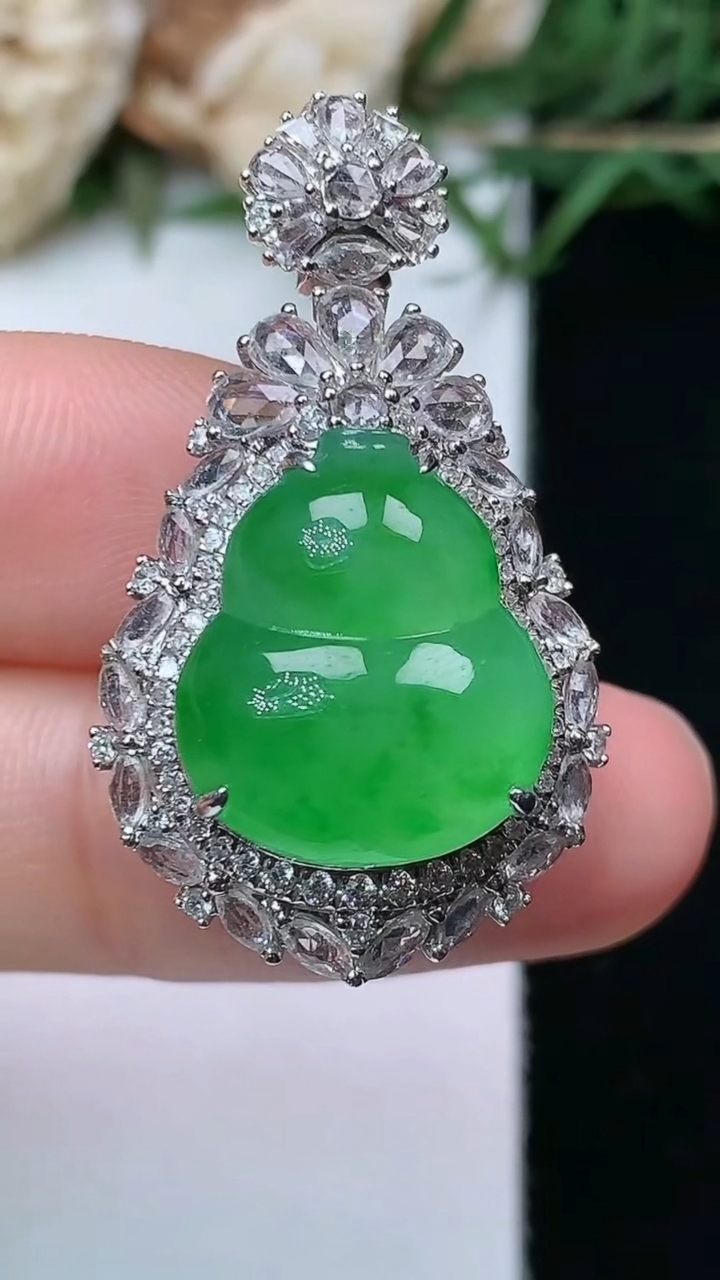 天然A货翡翠葫芦吊坠，尺寸33.6-19-11.6，裸石15.5-13.3，重量:6.49g
4月26日