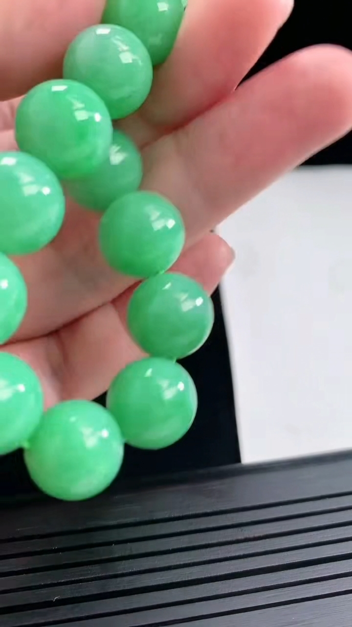 天然A货翡翠圆珠手串，尺寸12-16颗重量:52.59g4月26日
工厂直销收藏佳品,种好水足，色泽均匀，有种有色，上手高大气！