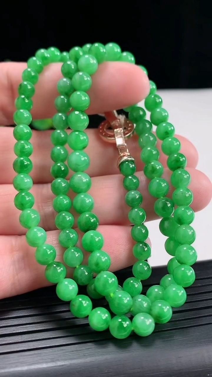 天然A货翡翠圆珠项链，尺寸5-99颗重量:31.67g
4月26日