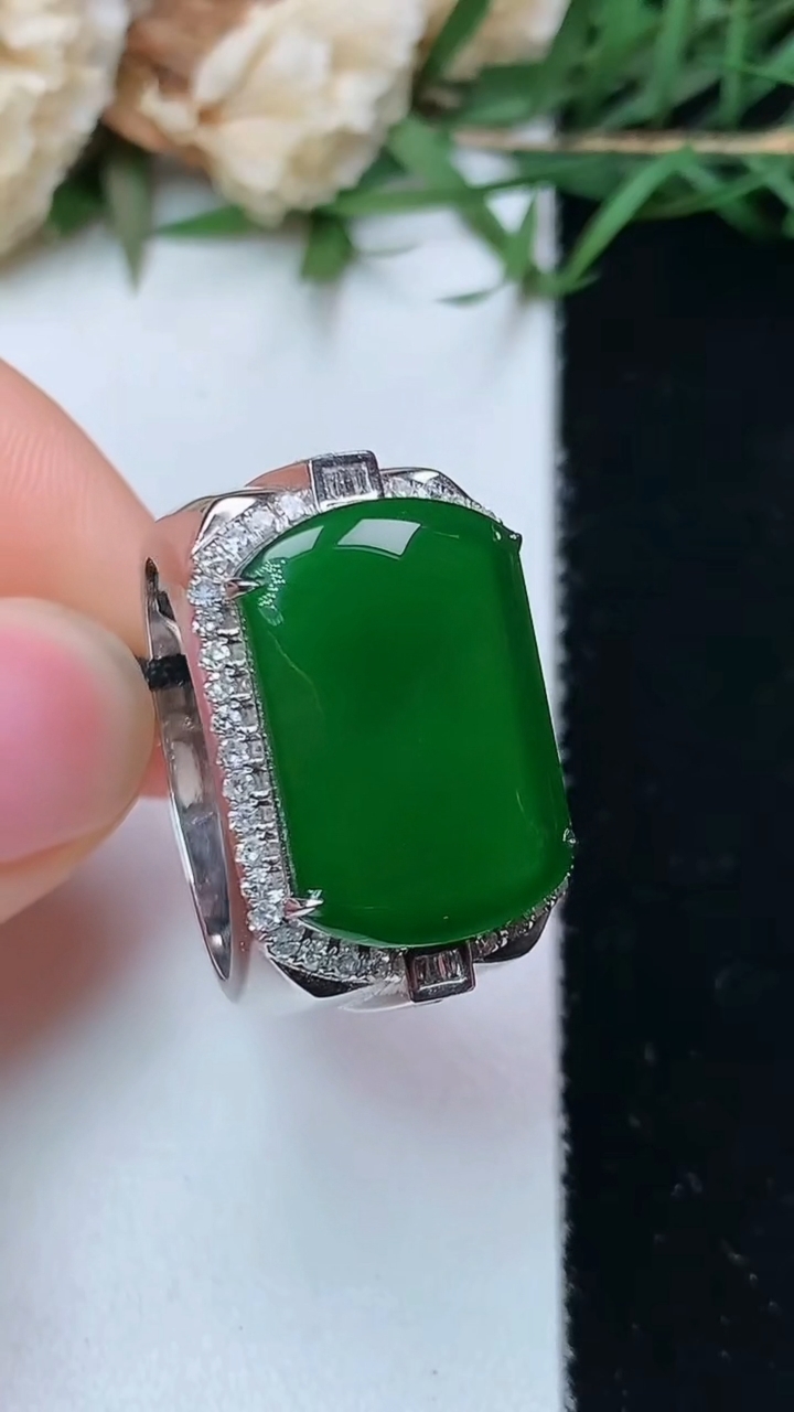 天然A货翡翠马鞍戒指，尺寸18.3-17.5-11.8，重量:7.25g2026年4月26日
工厂直
