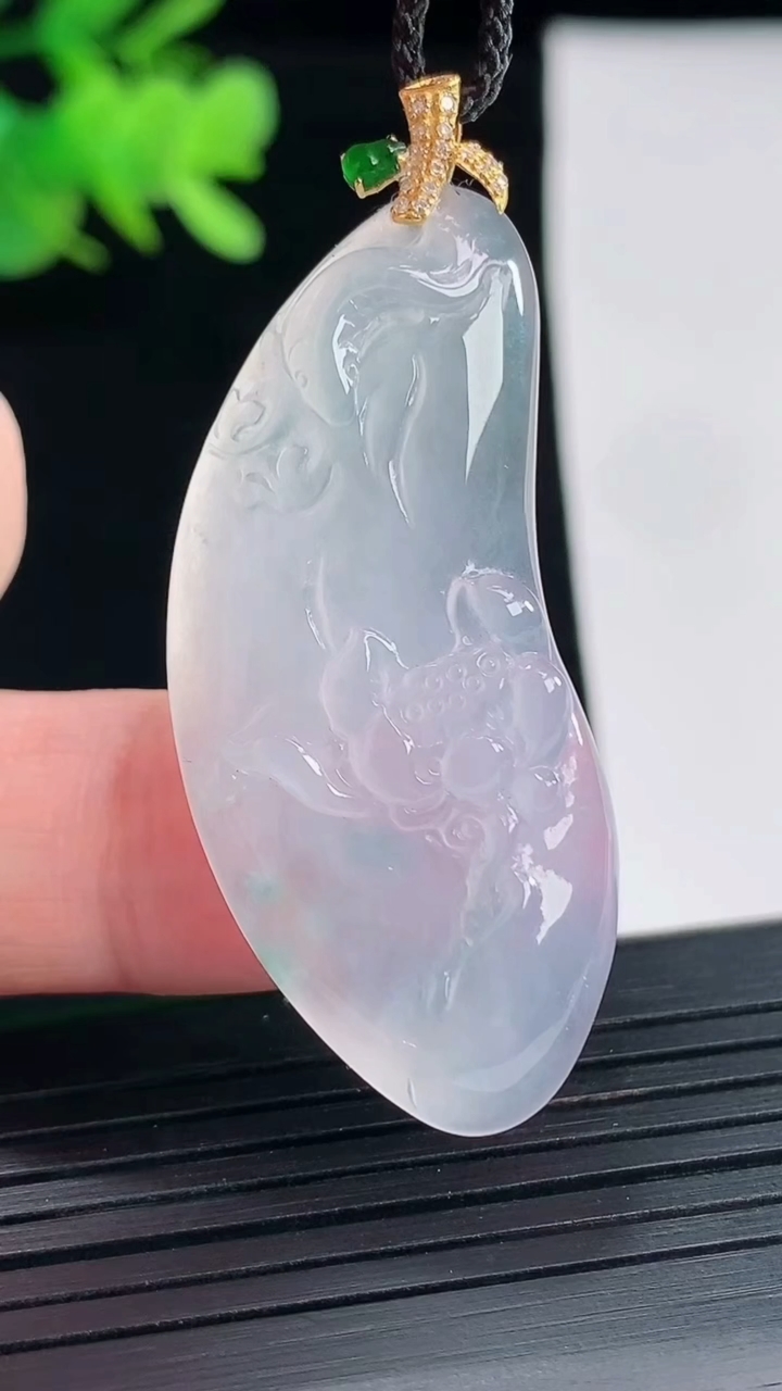 天然A货翡翠种飘花和和美美 荷叶鱼吊坠，尺寸42-18.6-5.5重量:10.49g
4月26日