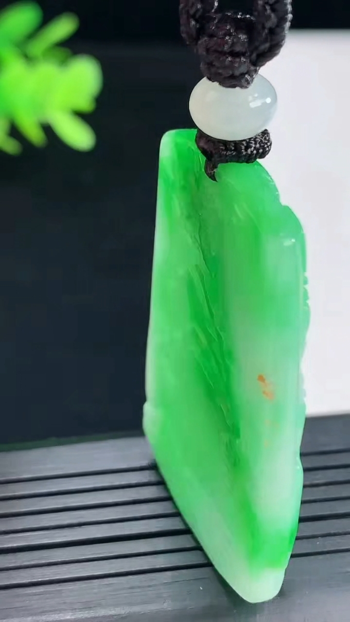 天然A货翡翠山水牌吊坠，尺寸43.5-30-6.2重量:24.49g
4月26日