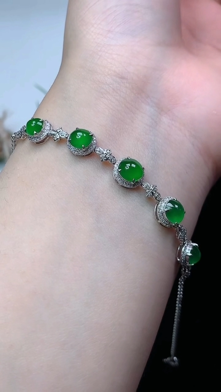 天然A货翡翠蛋面手链，尺寸5.8-5.6，重量:3.77g
4月26日