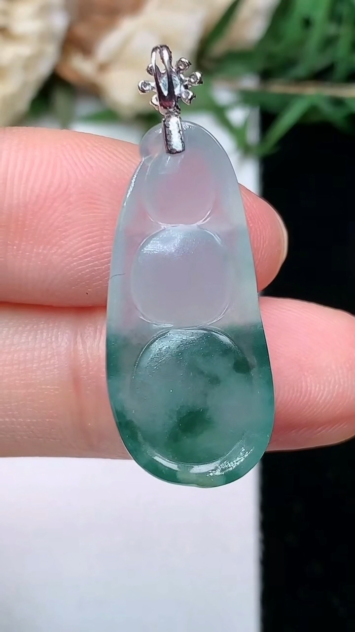 天然A货翡翠飘花福豆吊坠，尺寸26-11.8-5，重量:2.83g
4月26日