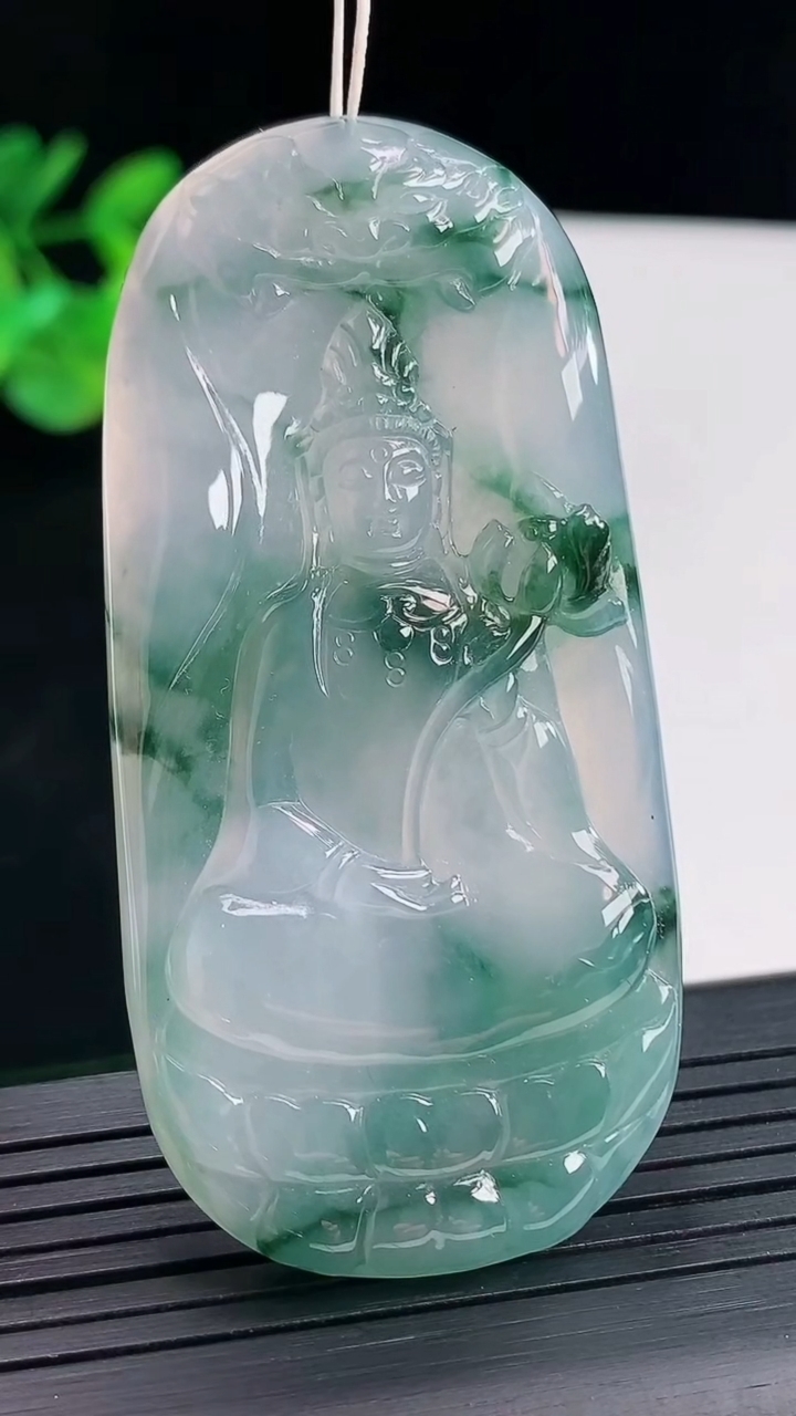 天然A货翡翠种飘花大势至菩萨吊坠，尺寸64-31-5重量:24.71g
4月26日