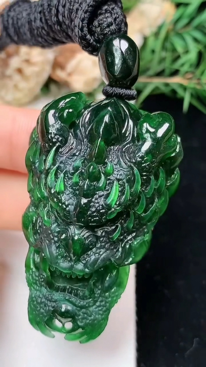 天然A货翡翠龙牌吊坠，尺寸47.8-31.6-15.6，重量:32.99g
4月26日