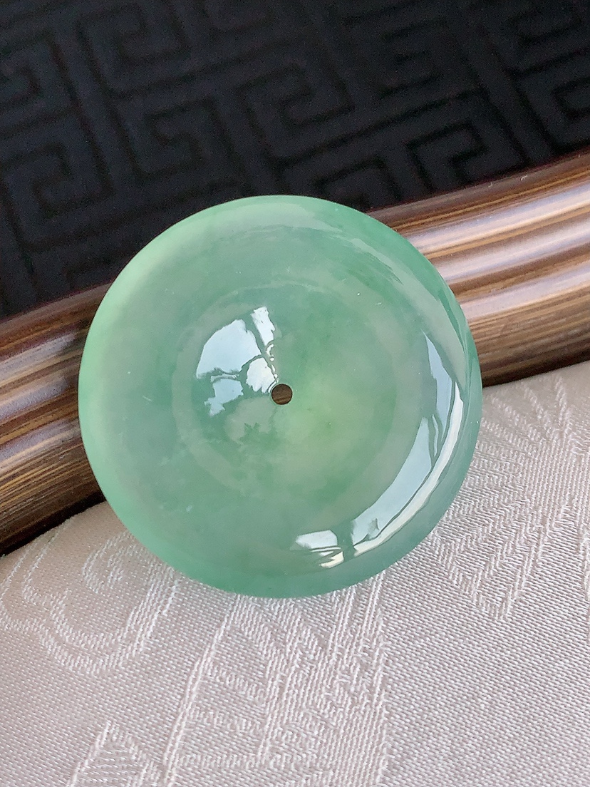 天然A货翡翠晴水平安扣吊坠 
尺寸27.6-5.6mm 重量9.13g 0425