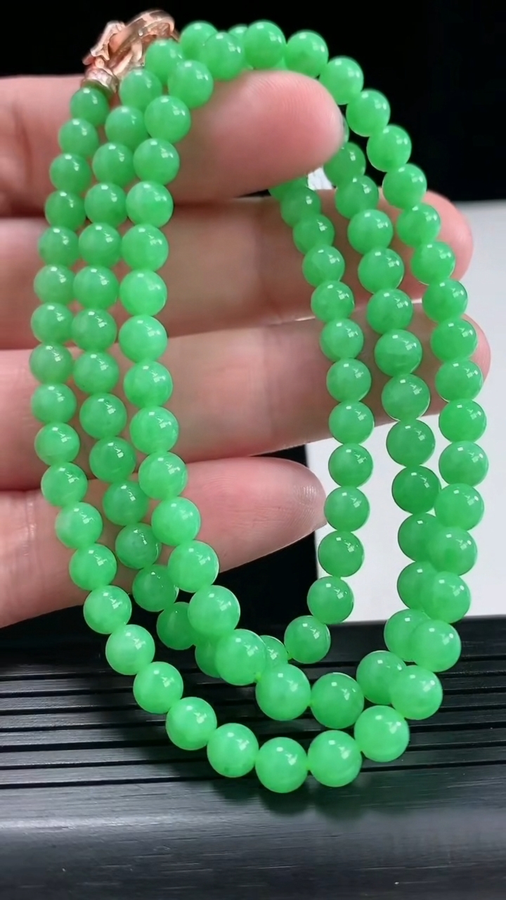 天然A货翡翠圆珠项链，尺寸5.5-108颗重量:32.66g
4月26日