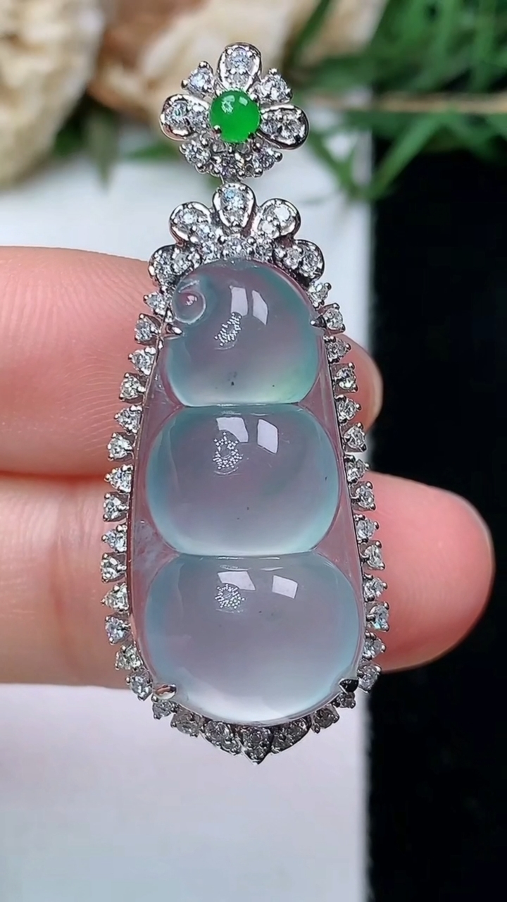 天然A货翡翠飘花福豆吊坠，尺寸38.9-15.4-10.8，裸石24.4-12，重量:5.26g
4