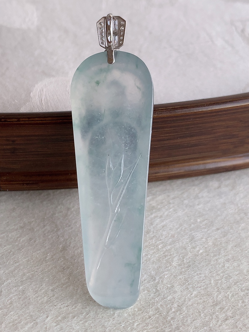 天然A货翡翠18K金伴钻镶嵌飘花观音吊坠 
尺寸58.6-50-16.5-6.3mm 重量11.76