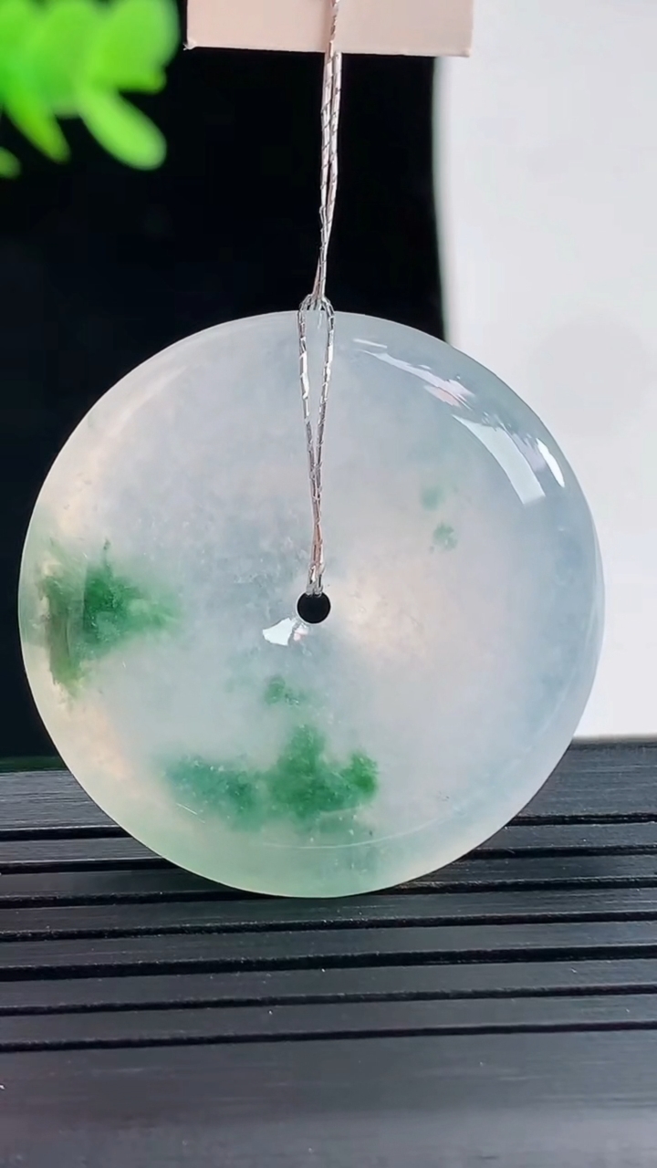 天然A货翡翠种飘花平安扣吊坠，尺寸32.6-5.2重量:12.38g
4月26日