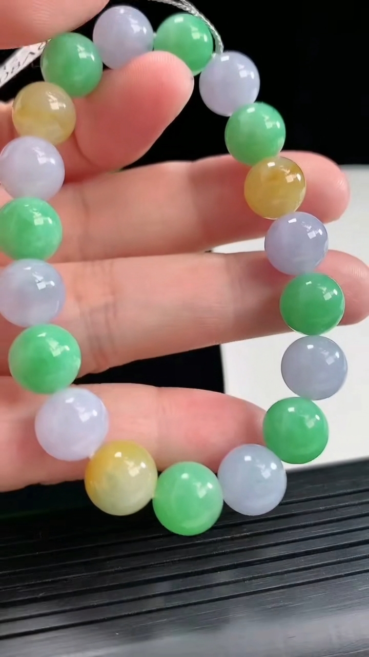 天然A货翡翠三彩圆珠手串，尺寸10-19颗重量:34.12g4月26日
工厂直销收藏佳品,种好水足，色泽均匀，有种有色，上手高大气！