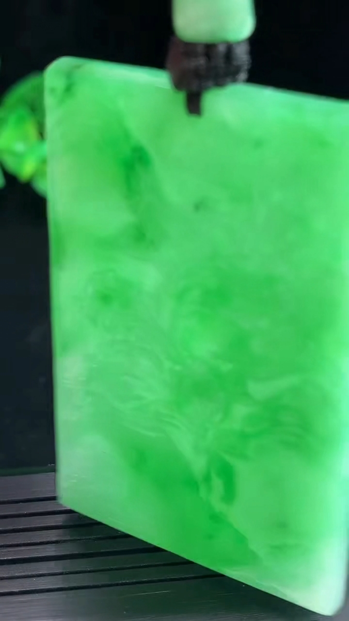 天然A货翡翠山水牌吊坠，尺寸59-39-5.5重量:39.49g
4月26日