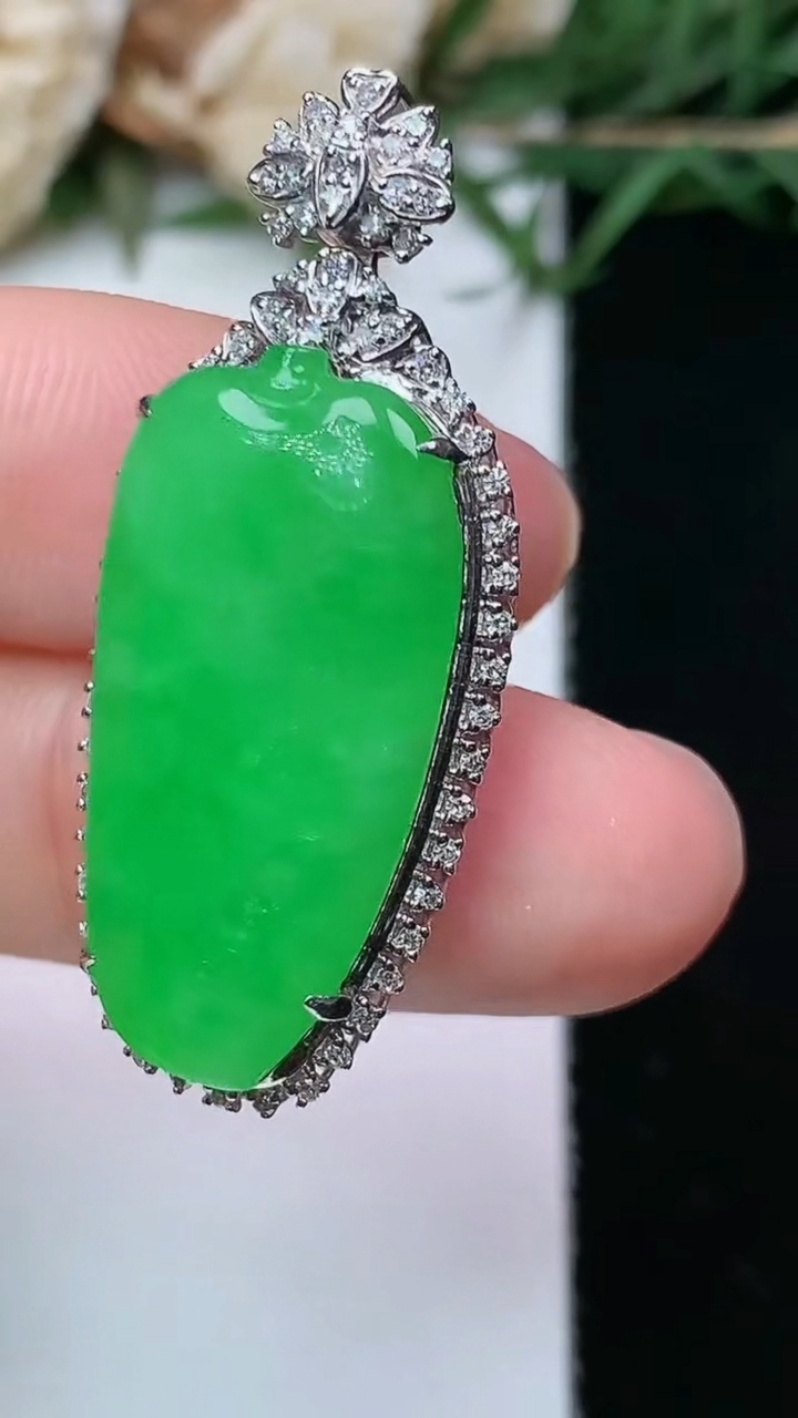 天然A货翡翠福瓜吊坠，尺寸36-15-8，裸石24.8-12.6，重量:5.45g
4月26日