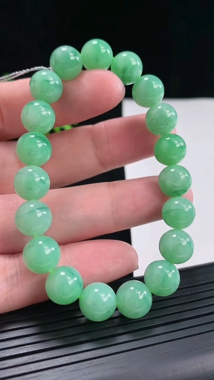 天然A货翡翠圆珠手串，尺寸10-19颗重量:32.84g4月26日
工厂直销收藏佳品,种好水足，色泽均匀，有种有色，上手高大气！