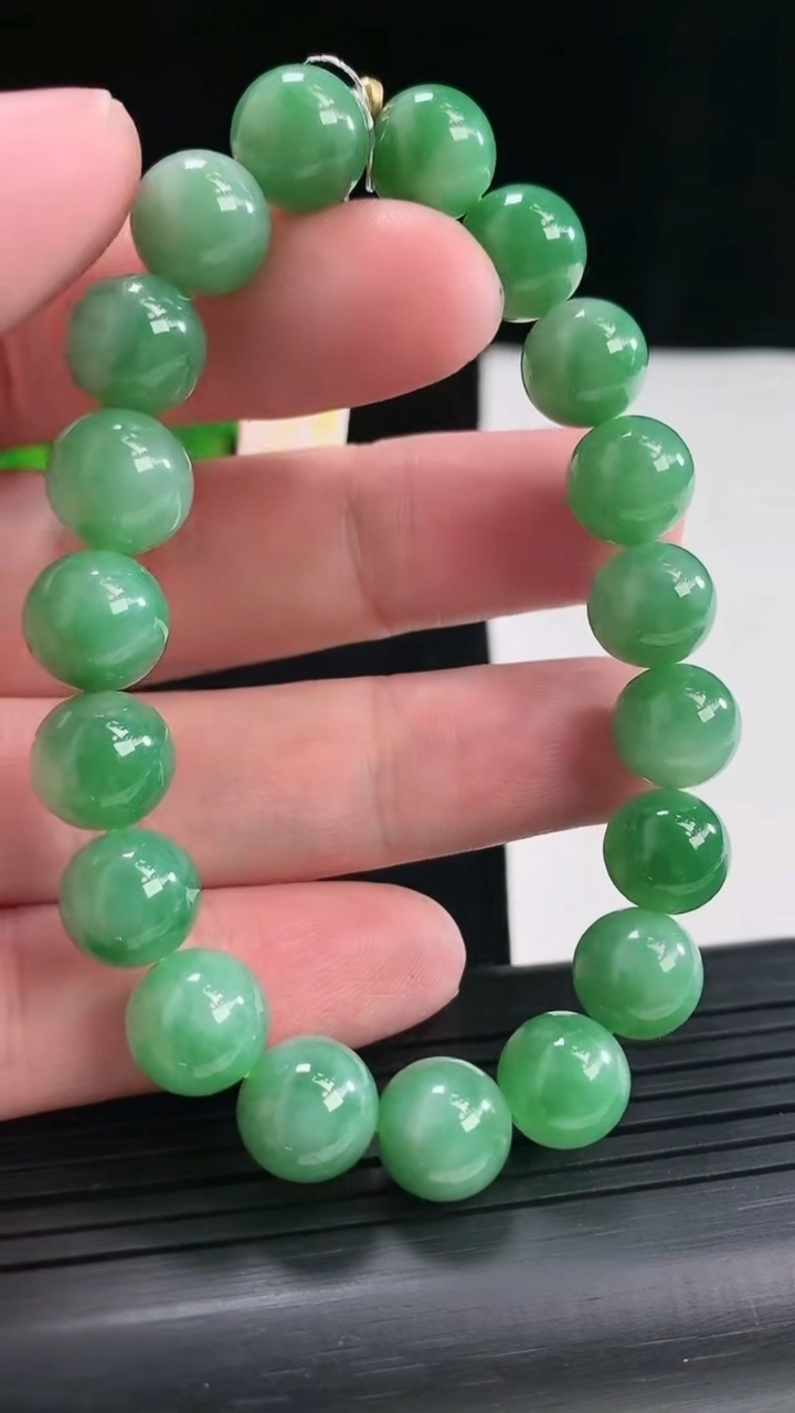 天然A货翡翠圆珠手串，尺寸10-19l颗重量:31.94g4月26日
工厂直销收藏佳品,种好水足，色泽均匀，有种有色，上手高大气！