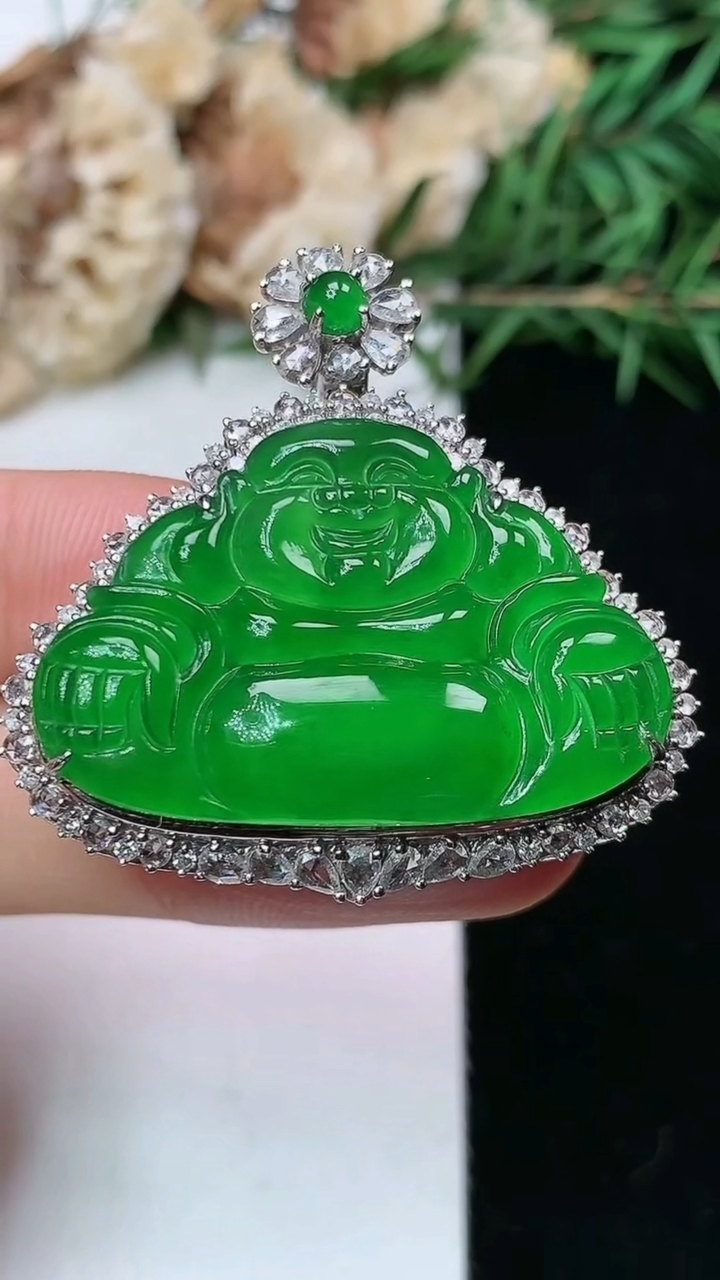 天然A货翡翠佛公吊坠，尺寸36.6-36.3-11.4，裸石21.2-31.9，重量:10.78g
4月26日，重量:10.78g