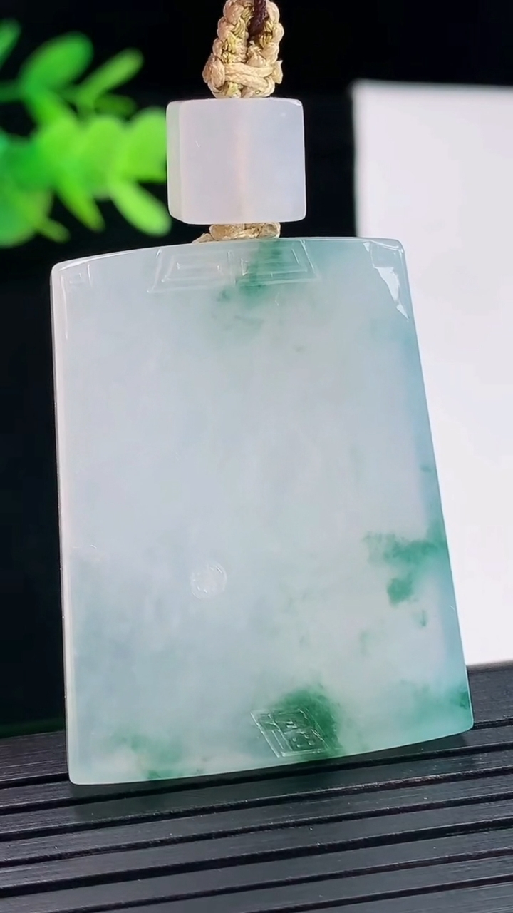 天然A货翡翠种飘花仿古无事牌吊坠，尺寸40.2-31.5-5.2重量:23.62g
4月26日