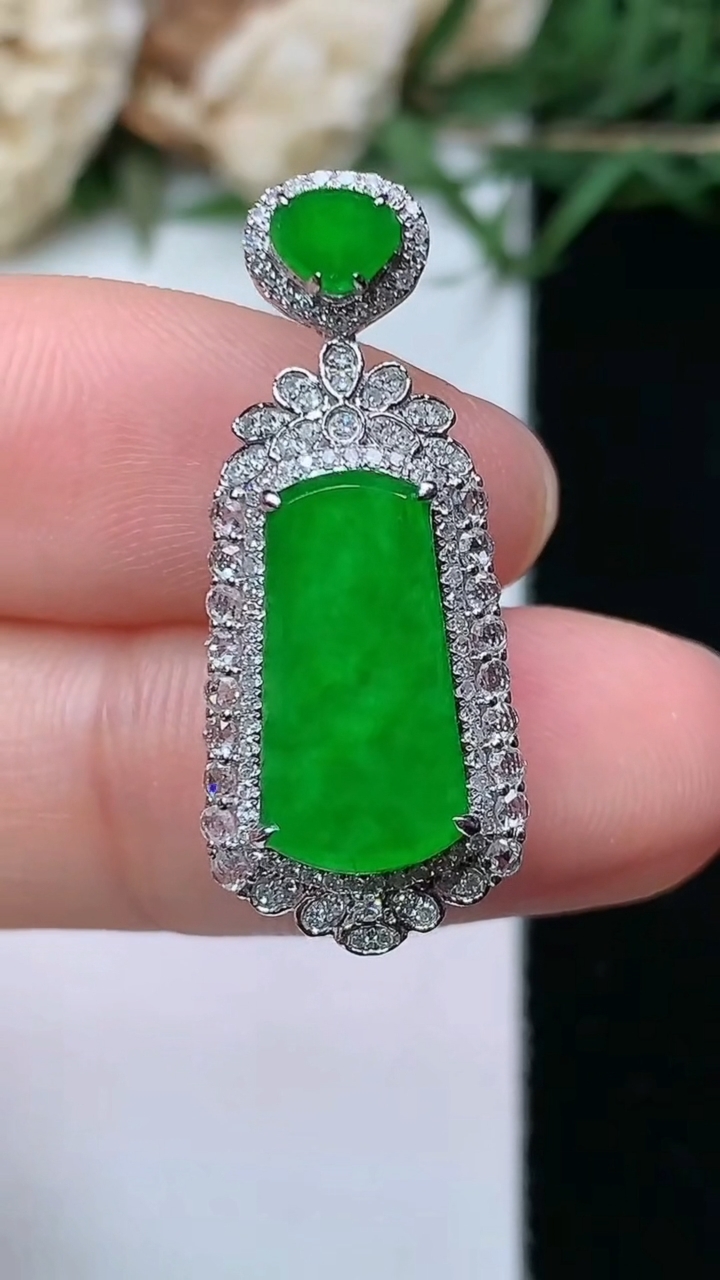 天然A货翡翠无事牌吊坠，尺寸27.9-11.7-7，裸石14-7，重量:3.25g
4月26日