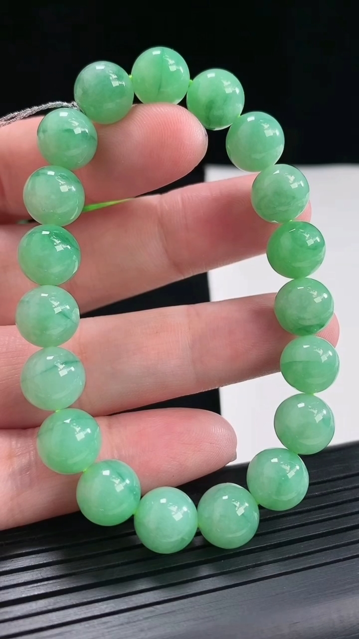 天然A货翡翠圆珠手串，尺寸10-19颗重量:32.84g4月26日
工厂直销收藏佳品,种好水足，色泽