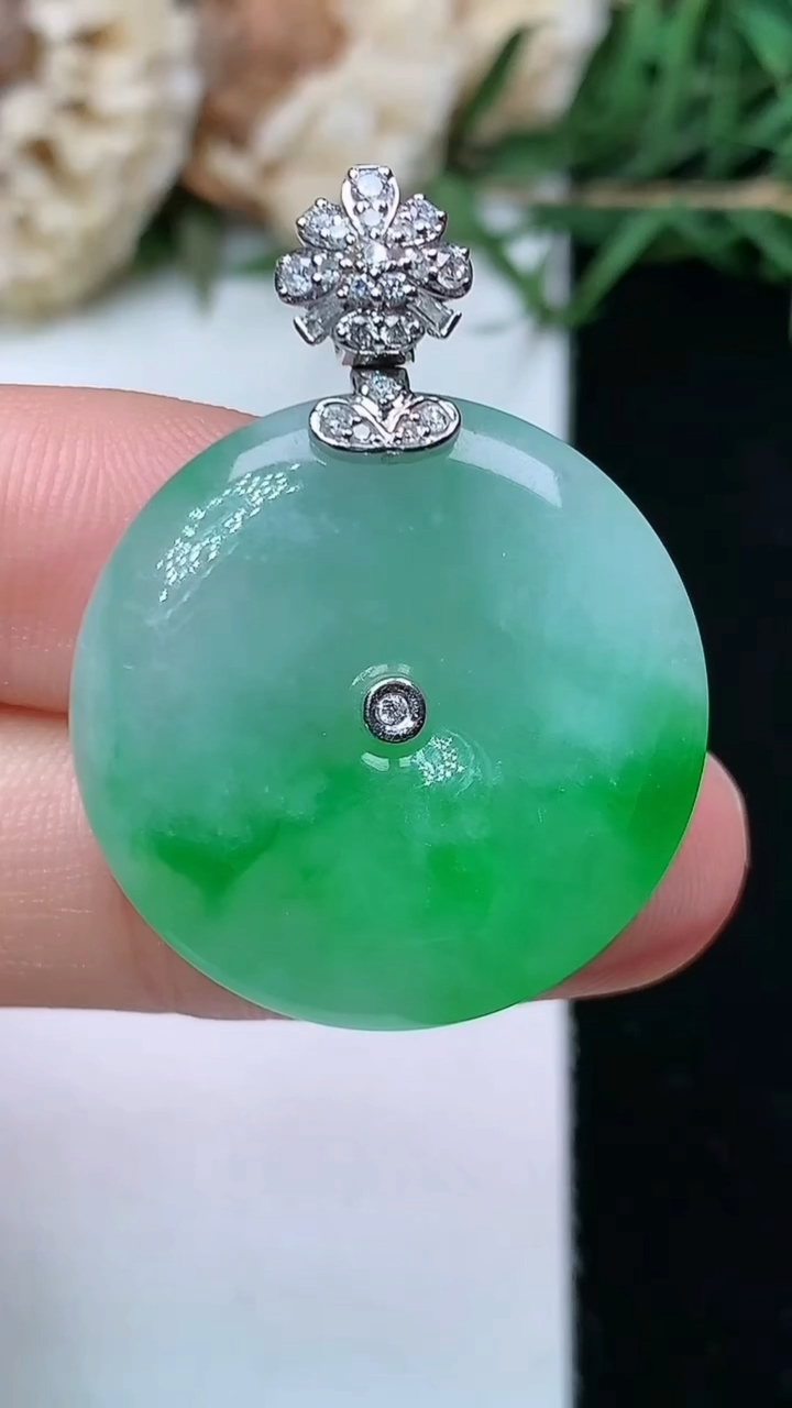 天然A货翡翠平安扣吊坠，尺寸24.2-4.8，重量:7.19g
4月26日