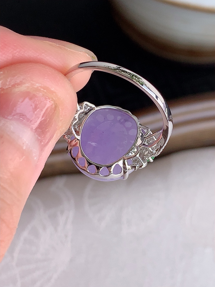 天然A货翡翠18K金伴钻镶嵌紫罗兰蛋面戒指 圈口17.2裸石
尺寸14.2-13mm 重量3.65g 0425