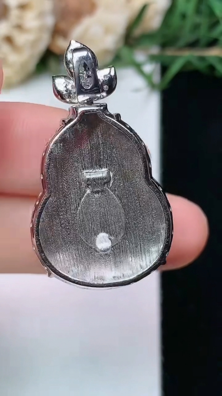 天然A货翡翠葫芦吊坠，尺寸24.9-19.3-10.8，重量:8.75g
4月26日