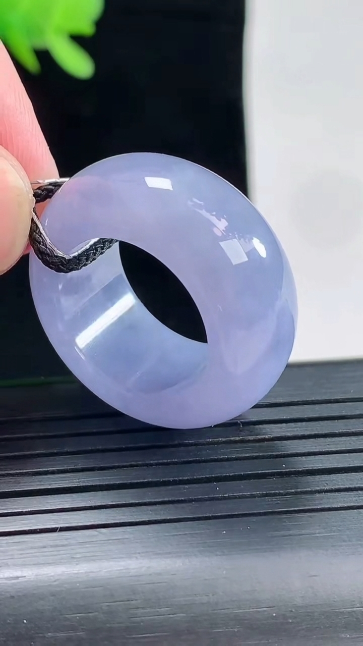 天然A货翡翠紫罗兰素面玉指环 扳指，尺寸17.6-11.6-5.8重量:14.00g
4月26日